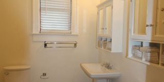Historic 2 BR Bulgalow with Loft Gallery 17