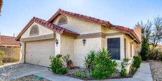 Stylish 2-Bedroom Home with Fireplace, Community Pool  Tennis Court Gallery 1