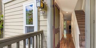 Bright 2 Bedroom Townhouse with Creek Views and Excellent Commuter Location Gallery 3