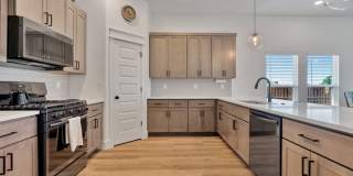Newly built 3 Bed 2 bath home with Large backyard Gallery 8
