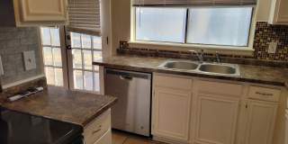 Available May! Cozy and comfortable 3/2/2 Home Gallery 10