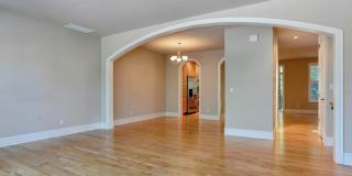 Pristine Spacious 3 Bedroom Lake Oswego Townhome | Skylights, High Ceilings, and Mt. Park Trails at your Doorstep Gallery 8