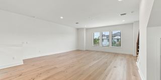 GORGEOUS Like NEW 4/3.5 CUSTOM TOWNHOME Gallery 16