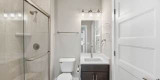 Stylish Midtown townhouse with stunning city views! Gallery 15