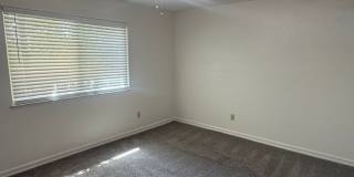 Charming 3 bedroom 2 bathroom home located in Hanford Gallery 15