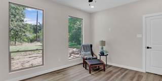 705 E Hanna Street Gallery 11