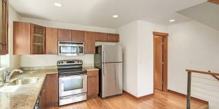 Beautiful 2 Bed Townhome Conveniently Located In Seattle! Gallery 7