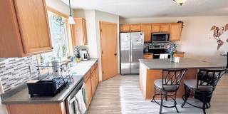 Updated 3bed 3bath End Unit Townhome w’Great Views Gallery 21