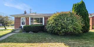 Charming 3BR Warren Home w/ Deck and Garden Backyard Gallery 1