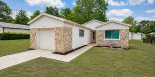 Super Clean 2BD/2BTH Home in Golf Course Community! Gallery 1