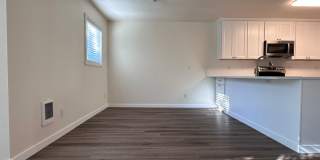 BRIGHT, CLEAN w/SECURED ENTRY! CONDO IN DOWNTOWN GRESHAM! Gallery 5