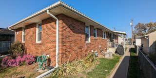 Large duplex with finished basement Gallery 1