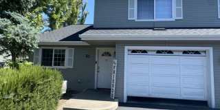 3 Bed, 2 Bath Townhouse in East Medford! Gallery 1