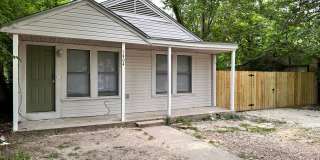 April 1st!! 2 Bedroom Home Close to Historic District Gallery 1