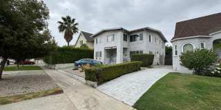 Large centrally located unit with shared yard Large centrally located unit with shared yard Gallery 1