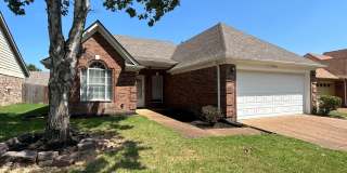 Cozy home in The Commons neighborhood offering split bedroom floor plan! Back yard is fully fenced! Pets are welcome, fees apply. Gallery 1