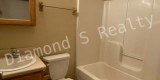 Cute 2 Bed Duplex Available Now - 2 bed, 2 bath, 1 car garage! Gallery 9
