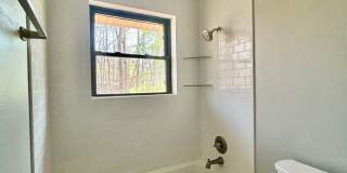 Cozy 2-Bedroom, 1.5 -Bathroom Home! Plus Car Porch! Gallery 9