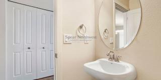 Freshly Remodeled 3-Story Townhome in a Gated Community — Blocks to MAX & Gresham Station Gallery 13