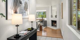 Bellevue Condo in Cherry Crest Vista with Updated Kitchen Gallery 3