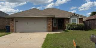 Adorable OKC home with 3 bed, 2 bath, 2 car garage in Mustang Schools! Gallery 1