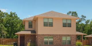 Sublease Available!! Fantastic 3 Bed, 3 Bath Duplex in Aggies Acres! Gallery 1