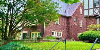 Spacious 6 bedroom 3.5 bath Tudor Townhouse w/Deck close to Georgetown University & Hospital Gallery 1