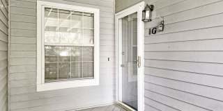 Students Welcome! Move In Special-$200 Off 1st Months Rent! Fantastic & Classy 2-Bed 2-Bath Ranch-Style 2nd Floor Condo Gallery 8