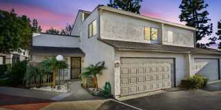 3 Bedroom Townhome: Prime Location with Pool, Clubhouse and More! Gallery 1