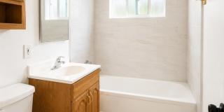 2-Bedroom SLC Apartment – Rent the Whole Unit or by the Room Gallery 9