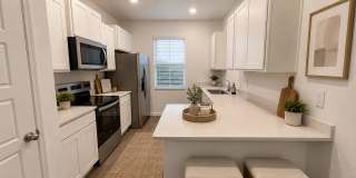 Never-Lived-In 3BR/2.5BA Townhome! Screened Lanai & Pond View! Private Owner! Gallery 1