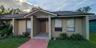 AVAILABLE NOW: 2-bedroom, 2-bath half duplex Gallery 1
