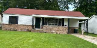 3 Bedroom 2 bathroom home central air and Heat. Gallery 1