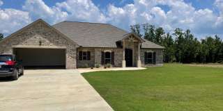 Comfortable 4-Bedroom Home with Great Outdoor Space Gallery 1