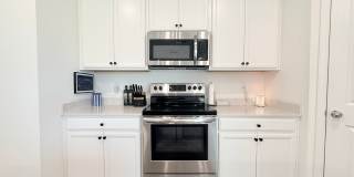 Spacious 4BR Home with Office, Loft & Lake Views Gallery 14
