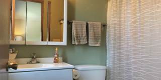 ***$1,000 Off First Month's Rent*** Charming Split Level in NE Bend - HUGE Yard! Gallery 14