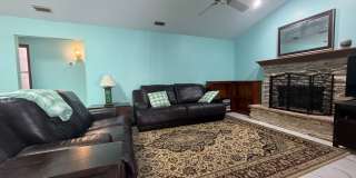 Beautiful 3 bedroom 2.5 bathroom pool home Gallery 8