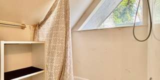 2 Bed / 2 Bath Lakeview Bellevue cottage $3,295/month Gallery 19