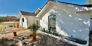 Beautifully updated home IN THE BLUFFS! Gallery 5