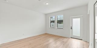 GORGEOUS Like NEW 4/3.5 CUSTOM TOWNHOME Gallery 13