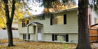 Sanders Beach: 5 bed 2 bath (split level) 4 car garage Gallery 1