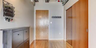 Beautiful and Spacious Loft-Style Condo 1 Bed/1.5 Bath Near Ballpark Gallery 8