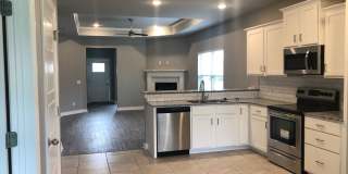 BEAUTIFUL BENTONVILLE HOME - LARGE FENCED IN YARD - GREAT LOCATION Gallery 4