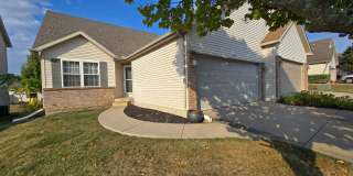 Spacious 4 Bedroom Duplex in North Normal with Pool Access Gallery 1