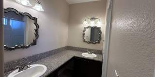2 Bed, 2 Bath in Courtyard Estates! Gallery 11