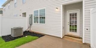 Modern 3-Bedroom Townhome with Garage in North Village Townes Gallery 3