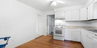 Charming house for rent, with laundry machines included and fenced yard. Gallery 5