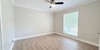 Large Open Concept House with Tons of Natural Light Gallery 13