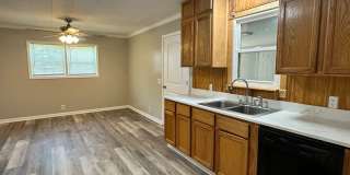 3 Bed 2 Bath Brick Home with Additional Living Space - Newly Renovated Gallery 1