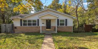 Charming 4 bedroom, 2 bathroom home located in Fayetteville, AR - 6 Month Lease Gallery 1